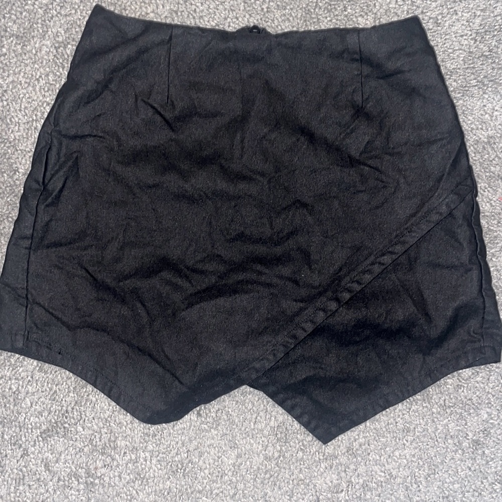 La hearts fake leather stretch skort size Small